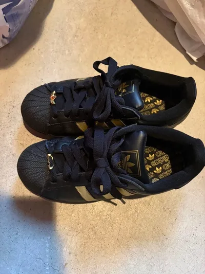 adidas SUPERSTAR ブラック ゴールド スニーカー