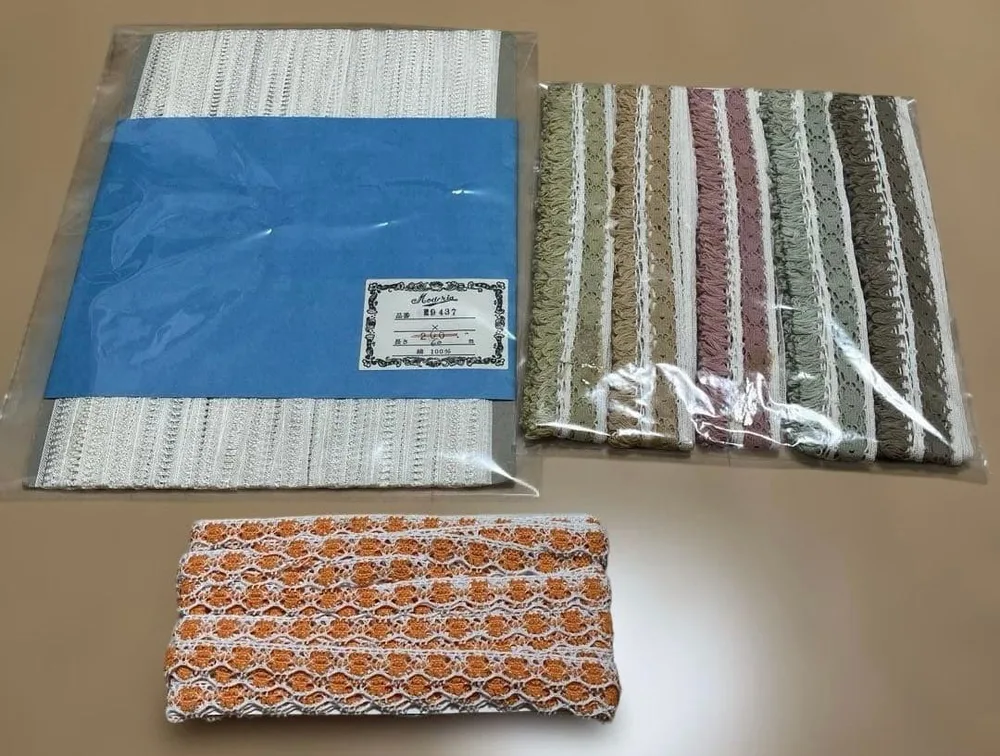白のレース リボンとフリンジ付き装飾ブレードとオレンジと白のレースリボン