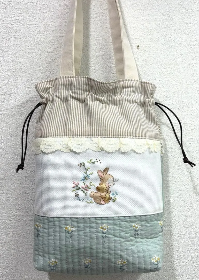 ヴェロニクさん刺繍つき&ヌビキルトとミントフラワーの持ち歩けるフリル巾着袋