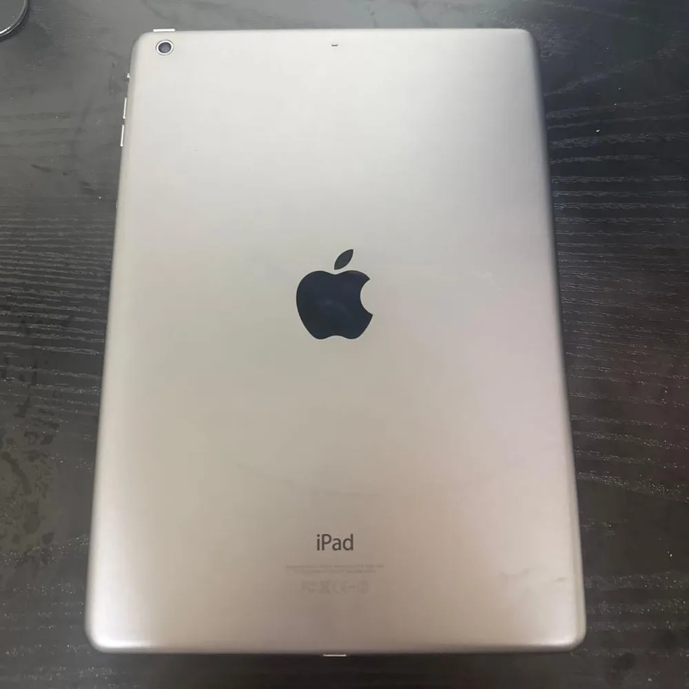 A*N様 Apple iPad Air本体 シルバー