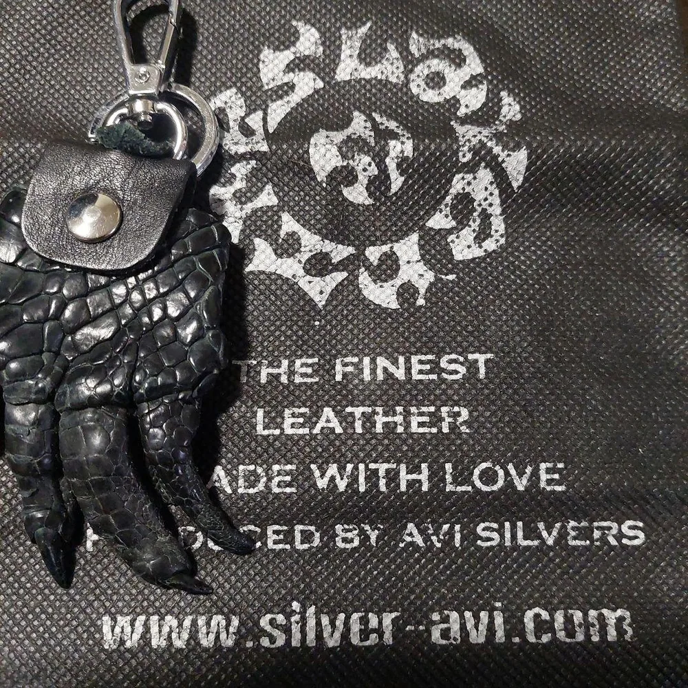 AVI SILVERS レザー キーホルダー ブラック