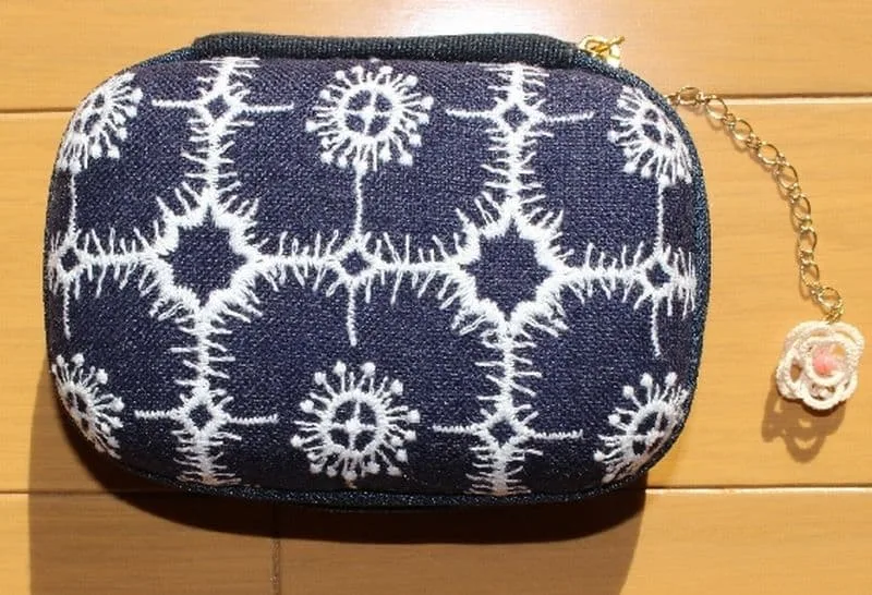 ハンドメイド ミナペルホネン アネモネネイビー ガジェットケース チャーム付