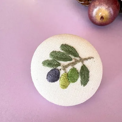 刺繍ブローチ (ヘアゴム )ハンドメイド くるみボタン ボタニカル