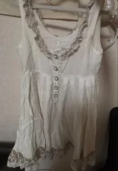 เสื้อคลุมลูกไม้แขนกุด axes femme