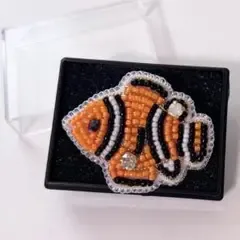 ゆらゆらクマノミのビーズ刺繍ブローチ