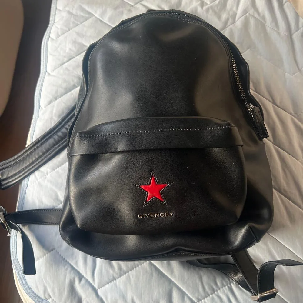 GIVENCHY スターパッチ レザーバックパック