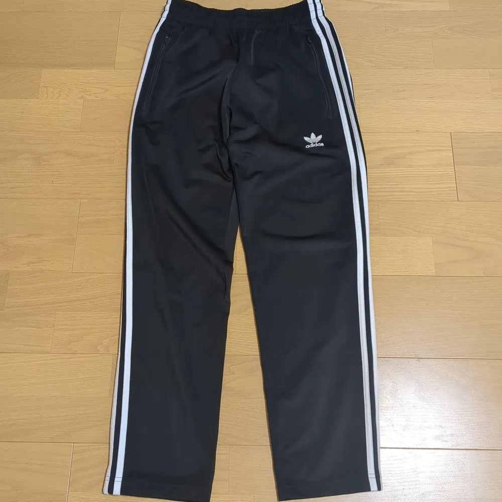 adidas originals トラックパンツ