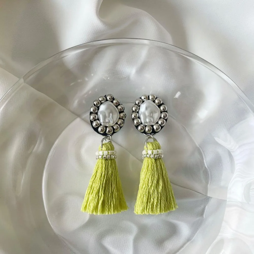 バロックパール×ビーズ巻きタッセル(ライムグリーン)ビーズ刺繍ピアス/イヤリング
