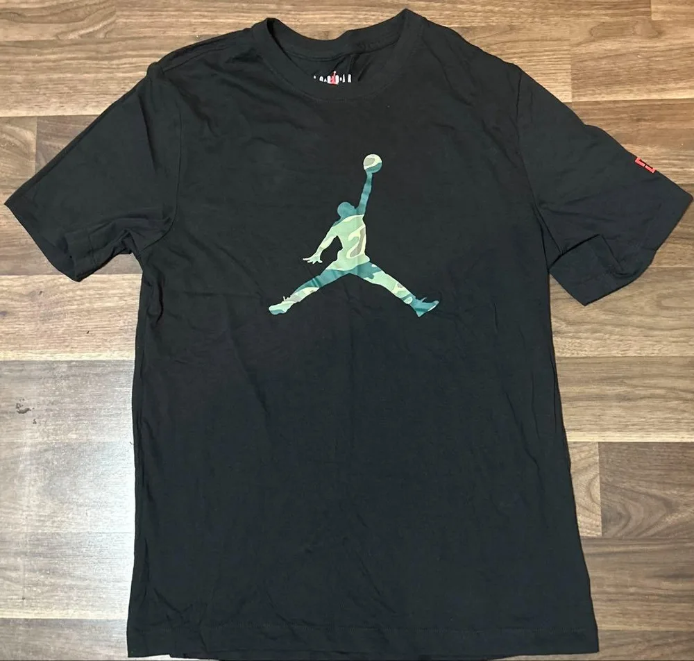 NIKE JORDAN ジャンプマン カモ柄ロゴ 半袖Tシャツ ブラック