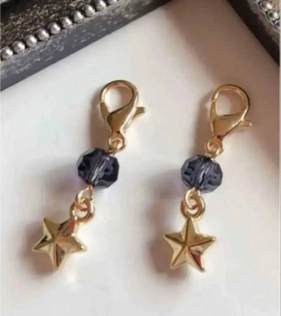 星とダークカラービーズのチャーム ハンドメイド めじるしアクセサリ