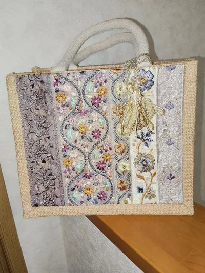 ハンドメイド ジュートバッグ 刺繍チャーム付