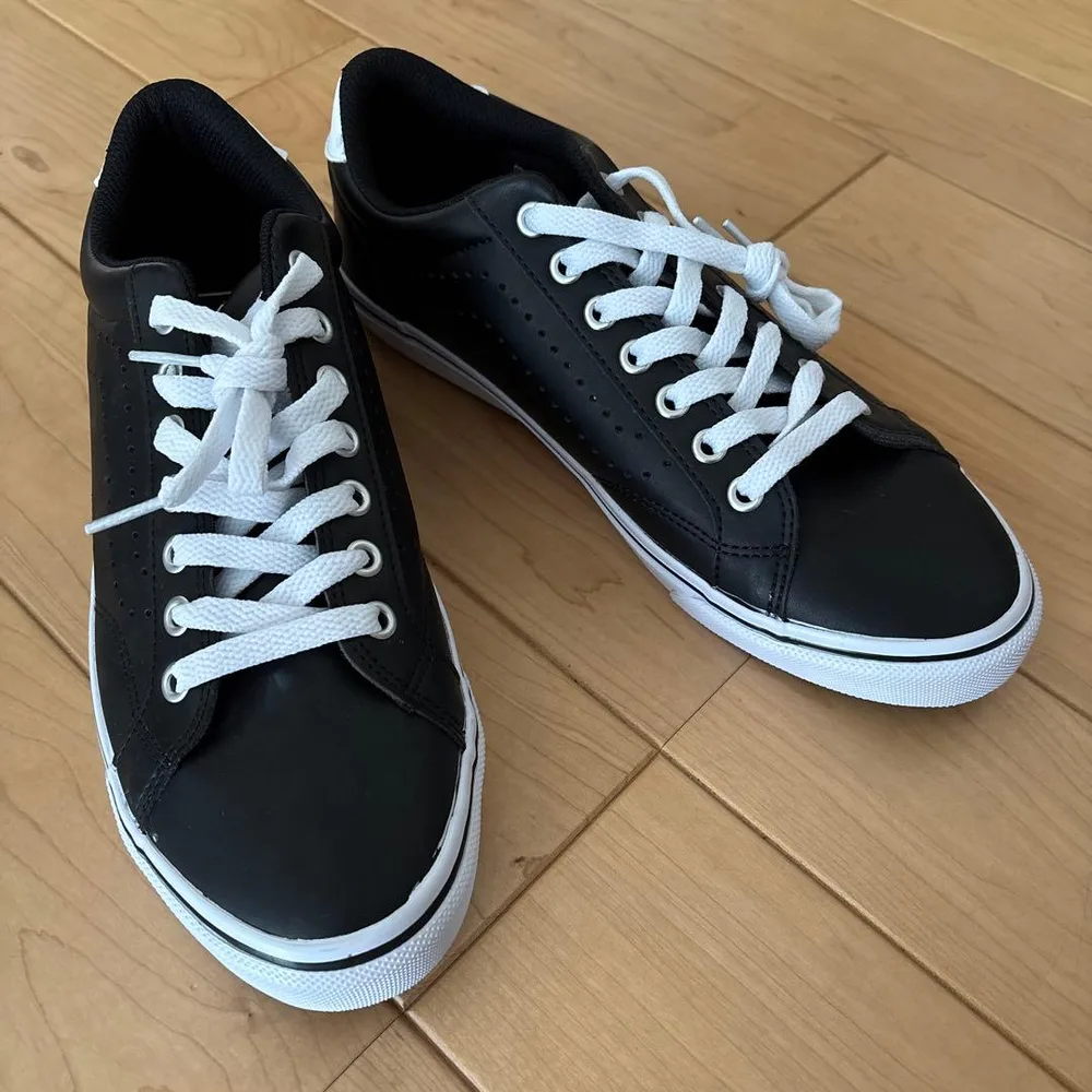 รองเท้าผ้าใบ VANS สีดำตัดขาว
