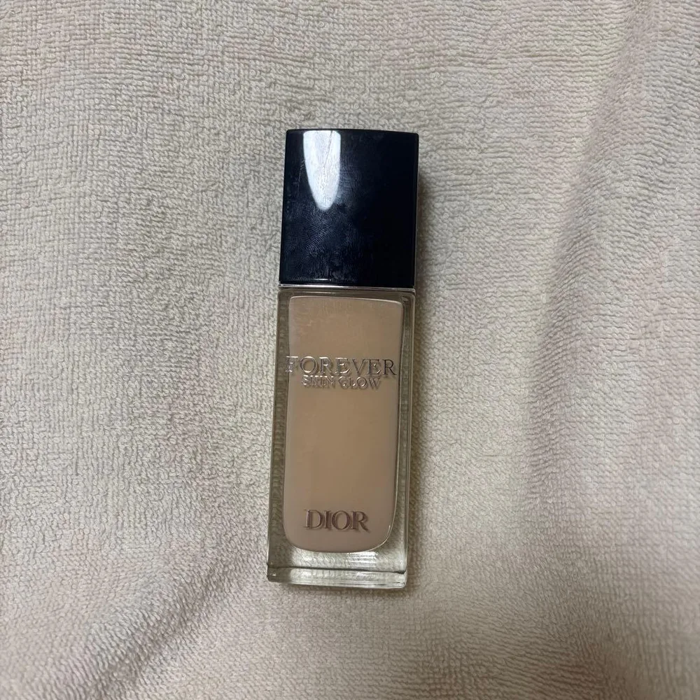 Dior フォーエヴァースキングロウ 0w
