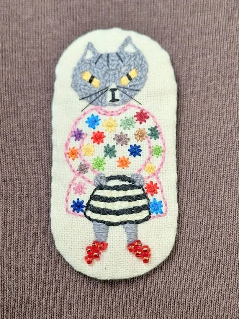 猫 刺繍 ブローチ ハンドメイド(カラフルな装い)