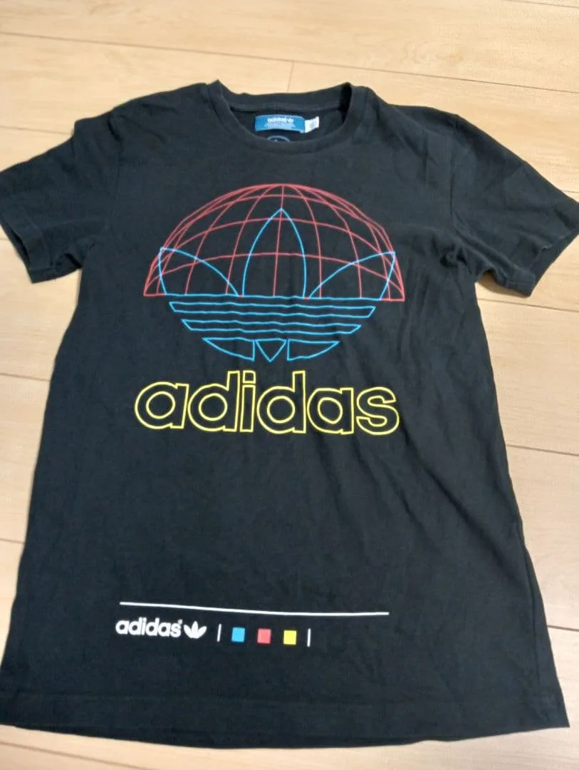 D1【40周年記念】アディダスオリジナルス 地球儀ロゴ Tシャツ 黒 メンズS