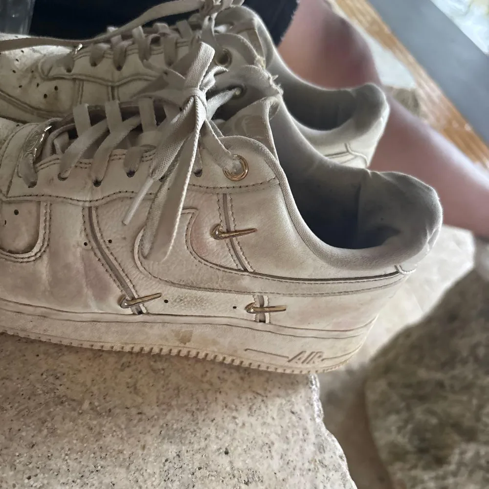 Nike Air Force 1 รองเท้าผ้าใบสีขาว