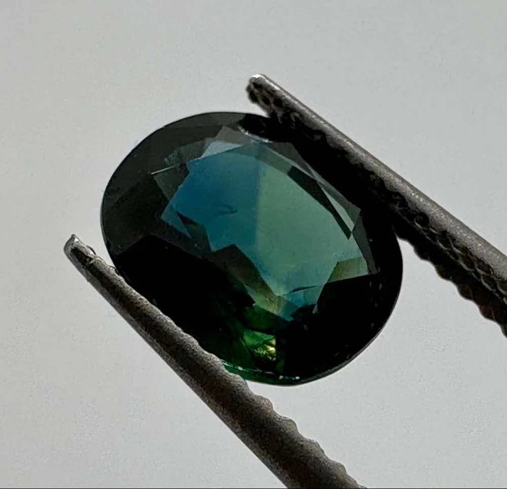 バイカラーサファイア2.55Ct 8.6×7.4mm 天然石 2色カラー ルース