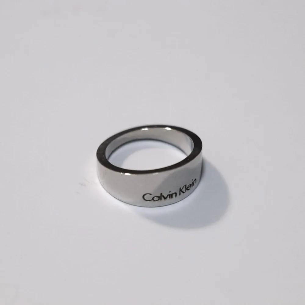 Calvin Klein ロゴ リング シルバーカラー 7号