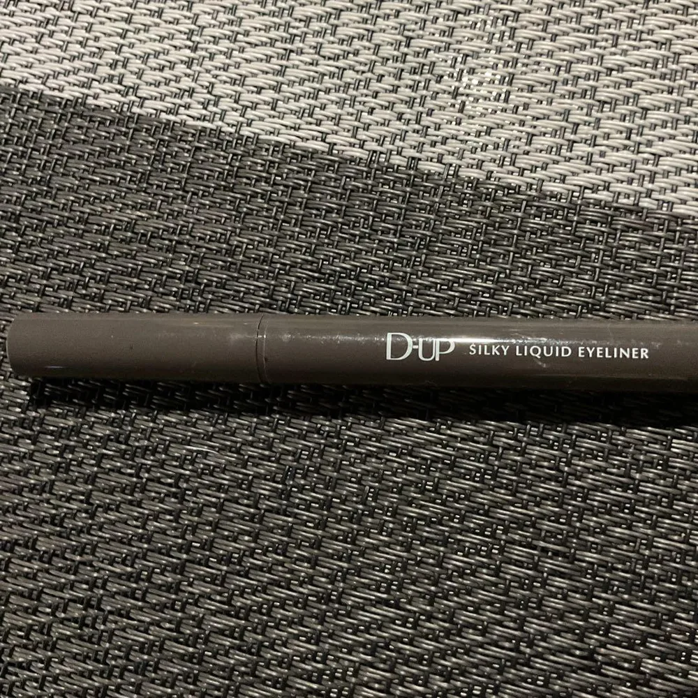 D-UP シルキーリキッドアイライナー(グレーカシミア)