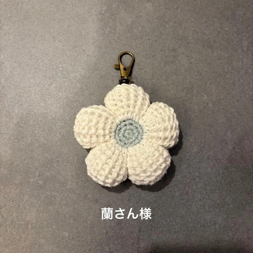 蘭さん様 ハンドメイド ぷっくりフラワーチャーム ホワイト×ライトブルー