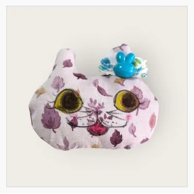猫の顔 布製ブローチ 花柄 ハンドメイド