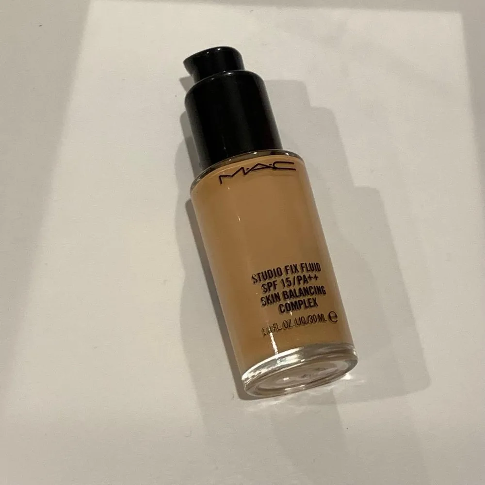 M・A・C スタジオ フィックス フルイッド SPF 15