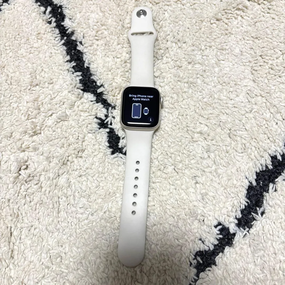 Apple Watch SE3 本体 充電器とベルト付き