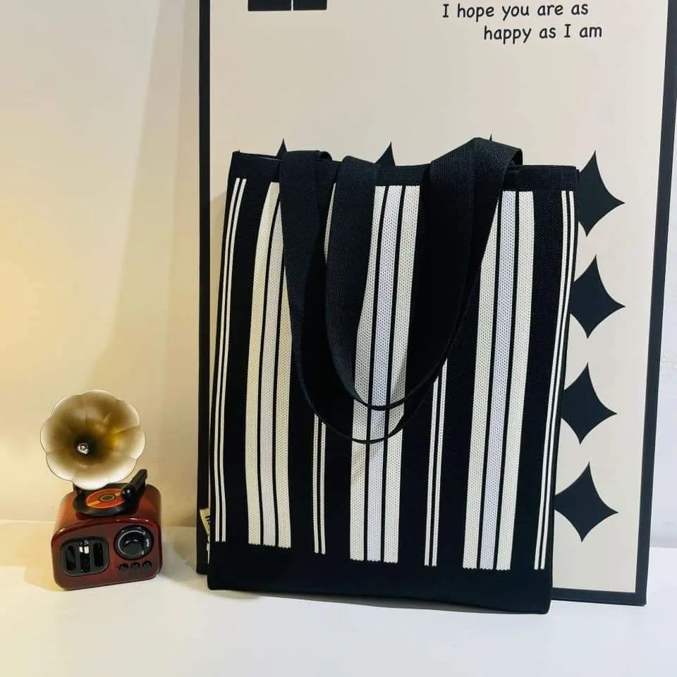新品 ✨️ストライプ ニット トートバッグ 黒白 モノトーン 肩掛け ✧