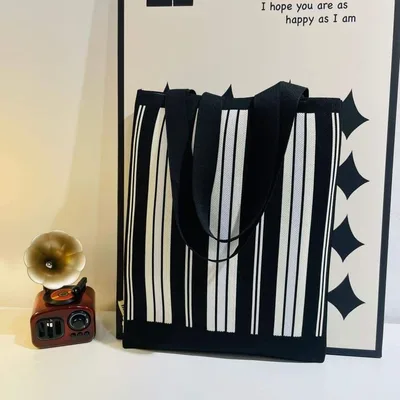 新品 ✨️ストライプ ニット トートバッグ 黒白 モノトーン 肩掛け ✧