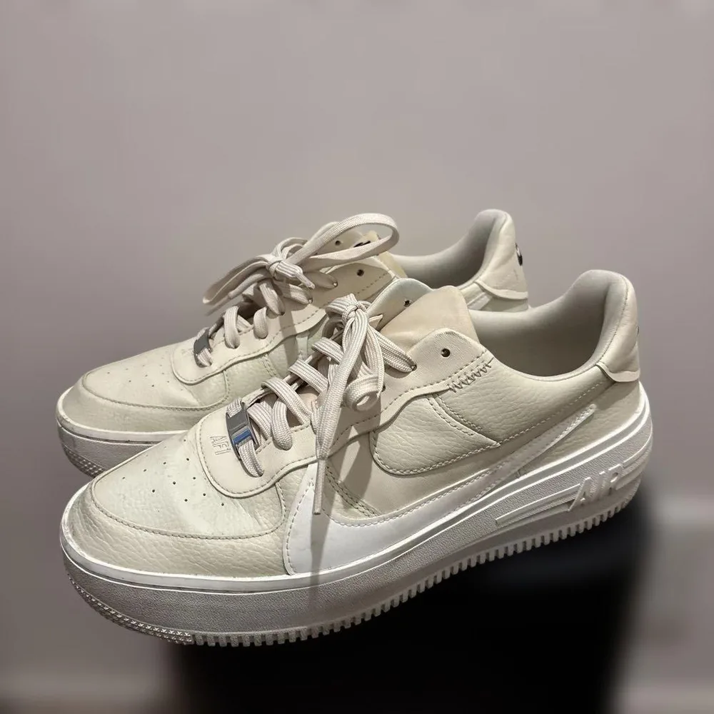 NIKE AIR FORCE 1 PLT.AF.ORM ホワイト