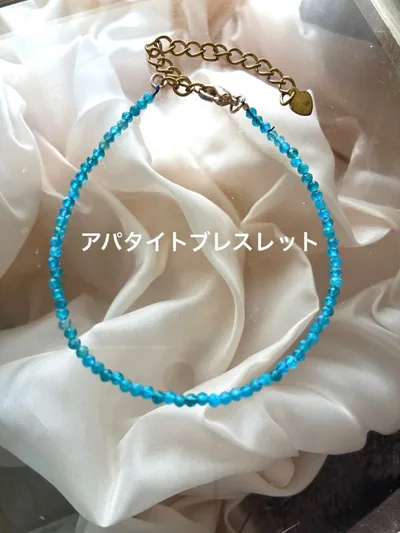 鮮やかなブルーアパタイトブレスレット