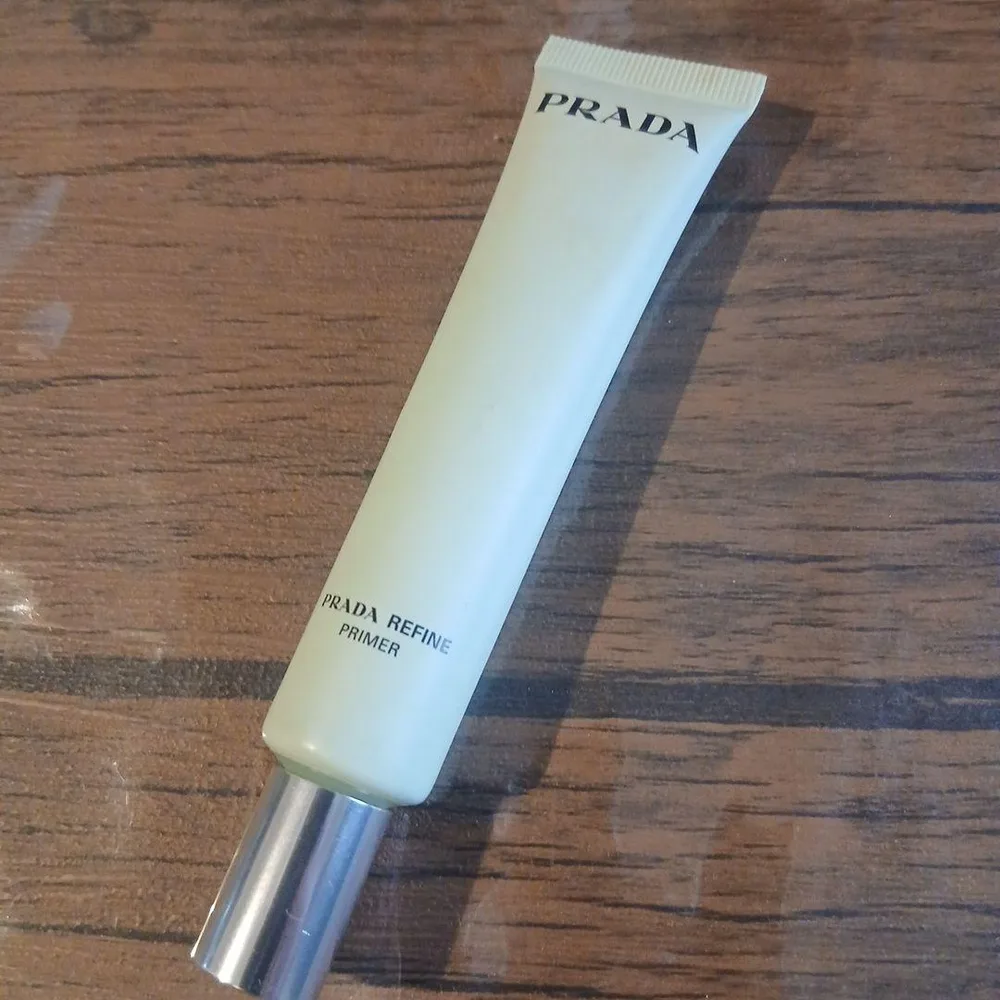 PRADA REFINE PRIMER 化粧下地