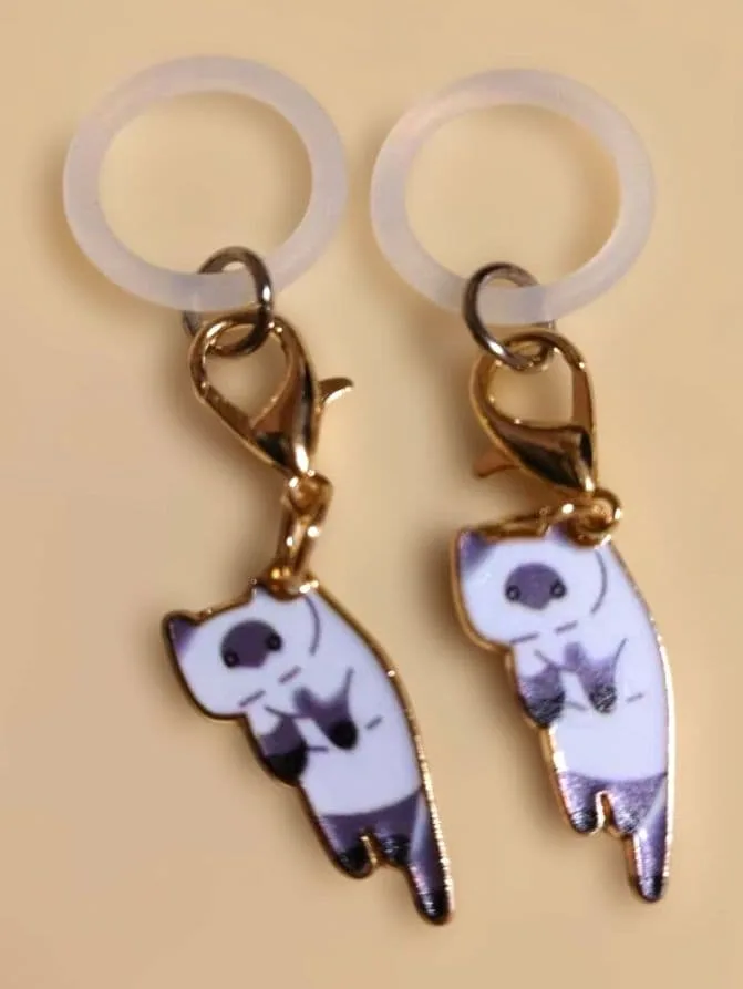 【ハンドメイド】首根っこつかまれたねこ めじるしチャーム 2個セット