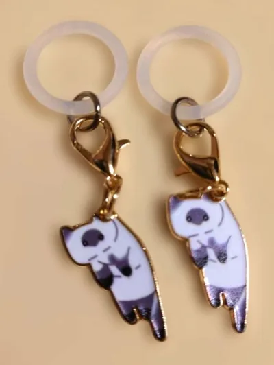 【ハンドメイド】首根っこつかまれたねこ めじるしチャーム 2個セット