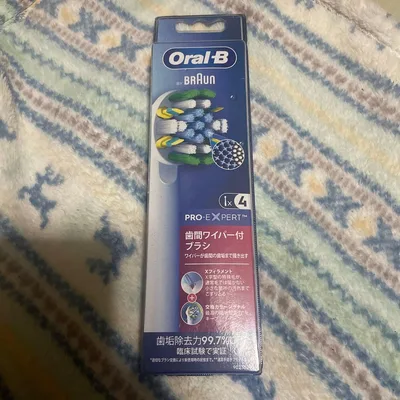 ブラウン、オーラルb、歯間ワイパー付きブラシ×4です。