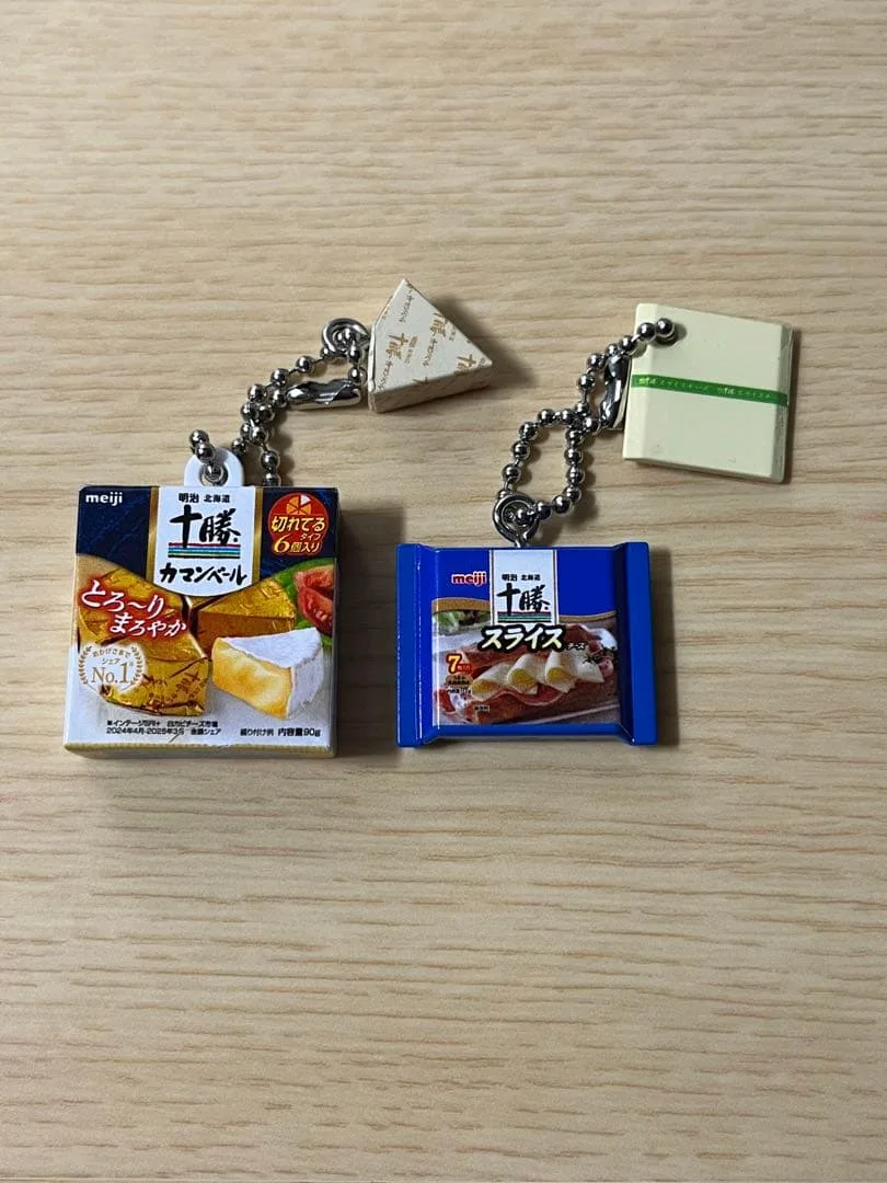 明治 meiji 乳製品シリーズミニチュアチャーム 2つセット