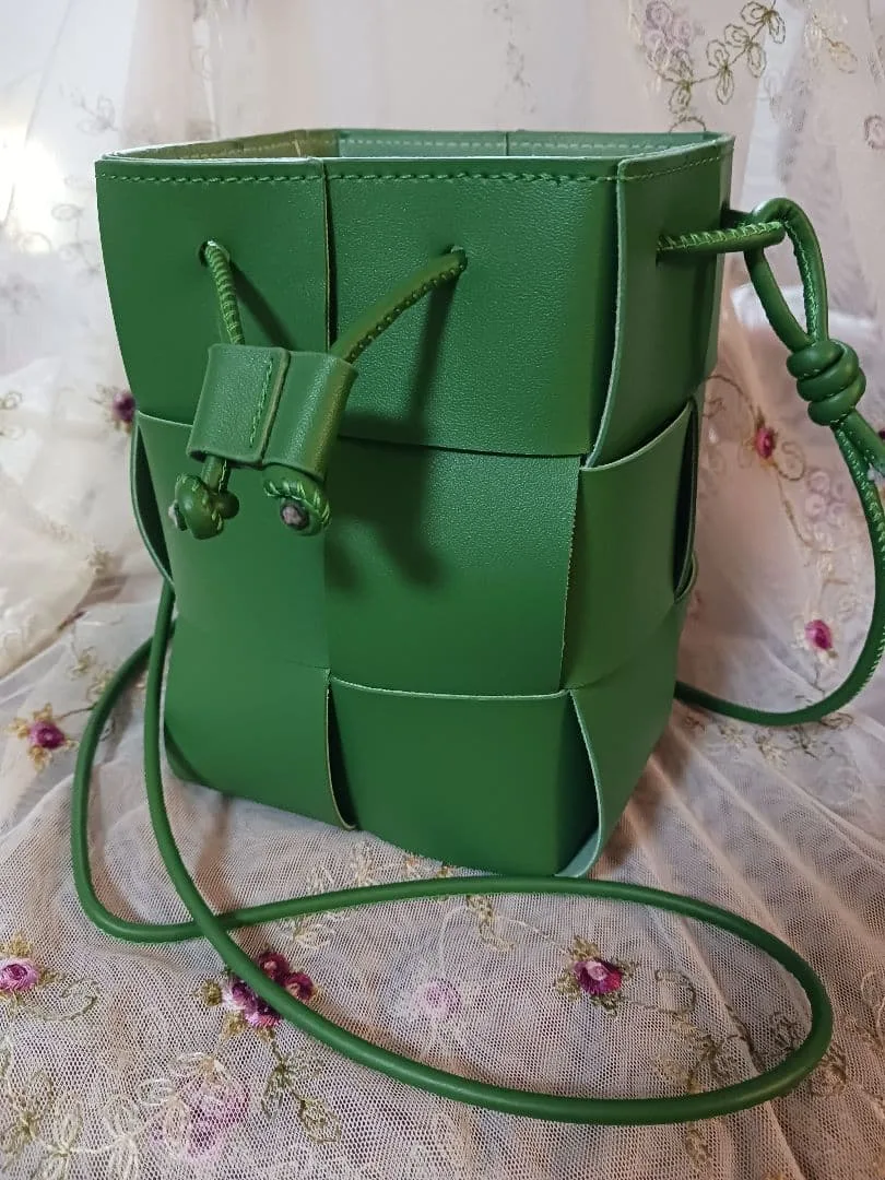 グリーン 編み込みデザイン 巾着 ショルダーバッグ【美品】
