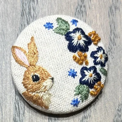 手刺繍 ブローチ うさぎと花 No.56