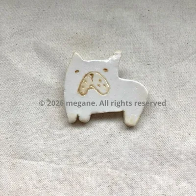 【ハンドメイド】石粉粘土 陶器風 ブローチ 犬