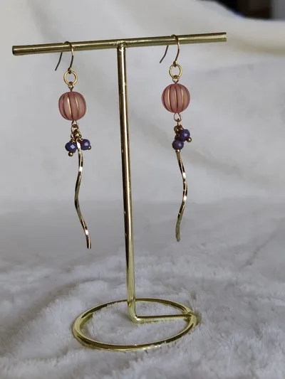 ハンドメイド ピアス ピンクビーズ ウェーブ