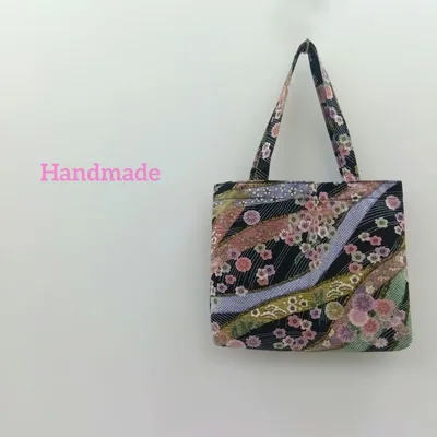 /『ハンドメイド』小さなトートバッグ 花柄 黒地 手提げ 黒 ピンク