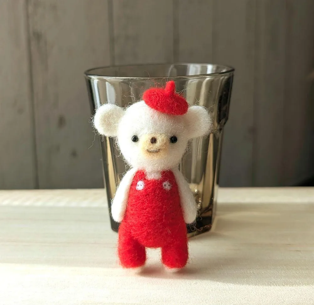 くまさん*羊毛フェルト*ハンドメイド*ベレー帽*オーバーオール*ブローチ*レッド
