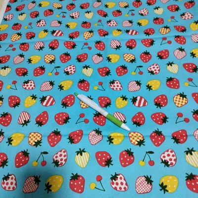 90122いちご柄 プリント生地 水色 ハンドメイド 手芸