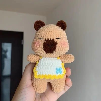 ハンドメイド あみぐるみ キーホルダーエプロン姿のカピバラ