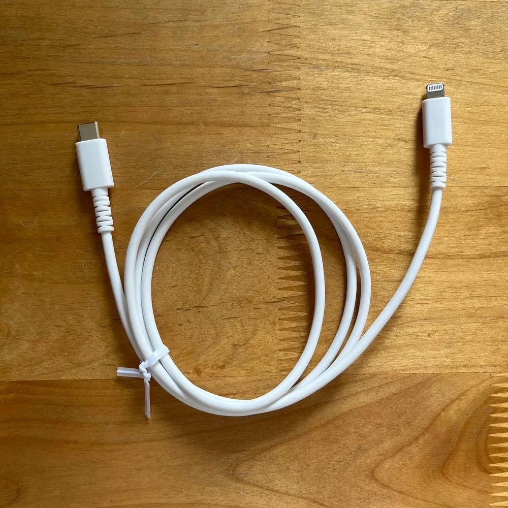 USB-C to Lightning cable main unit