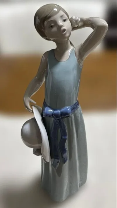 LLADRO リヤドロ 帽子を持つ少女フィギュリン 箱無し