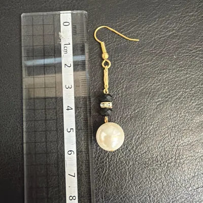 ハンドメイド ピアス パール調 ブラックビーズ ゴールドカラー