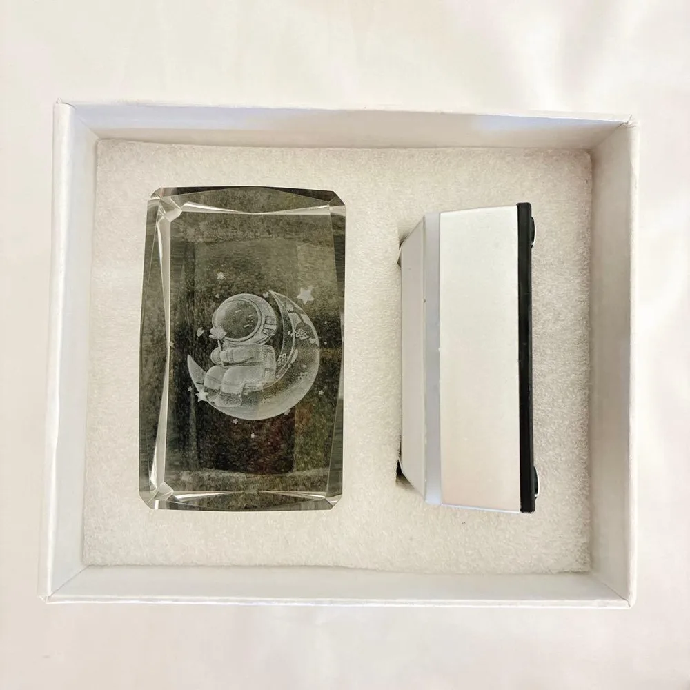【クリスタル】宇宙飛行士 月 LEDライト 台座付き 新品