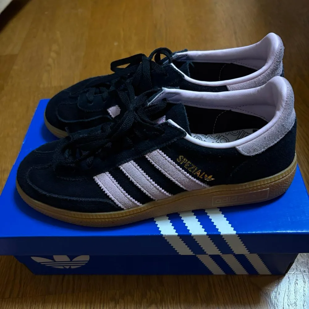 รองเท้าผ้าใบ Adidas แฮนด์บอล 23 ซม. spezial