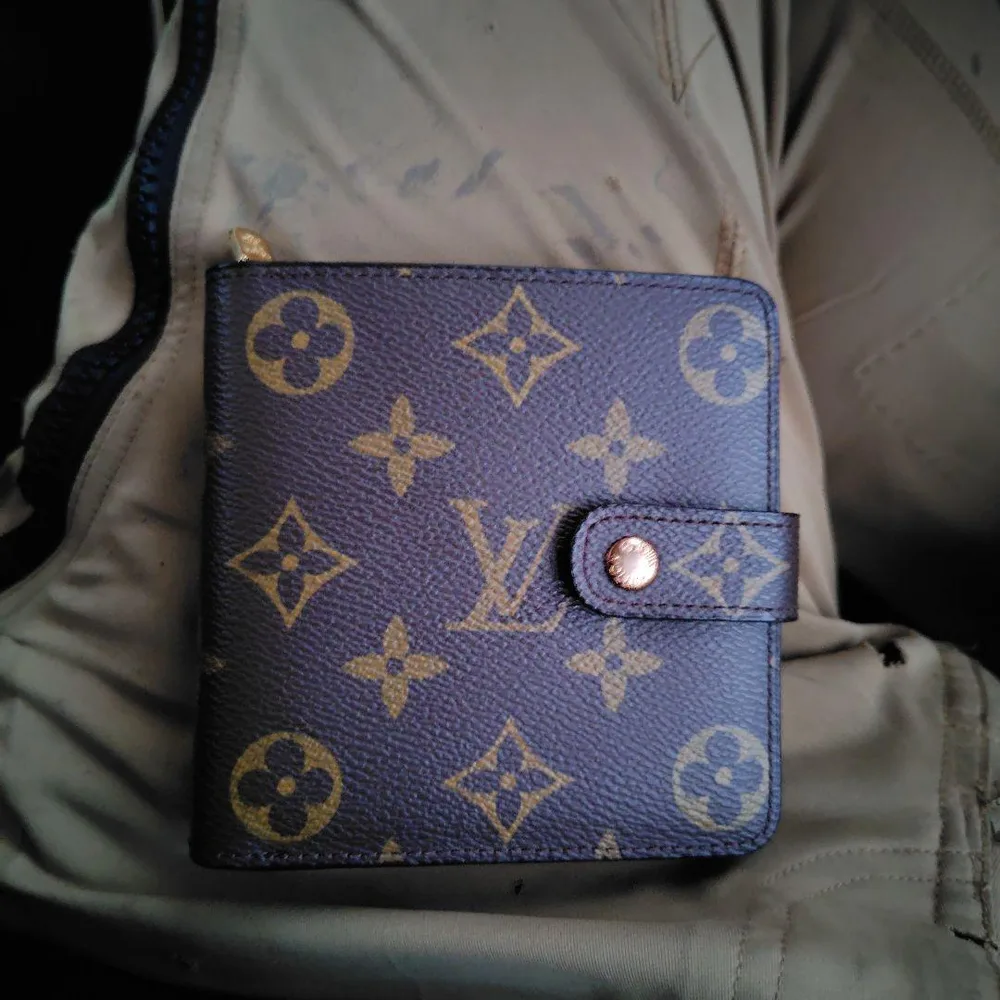 ス*号様 LOUIS VUITTON モノグラム 二つ折り財布